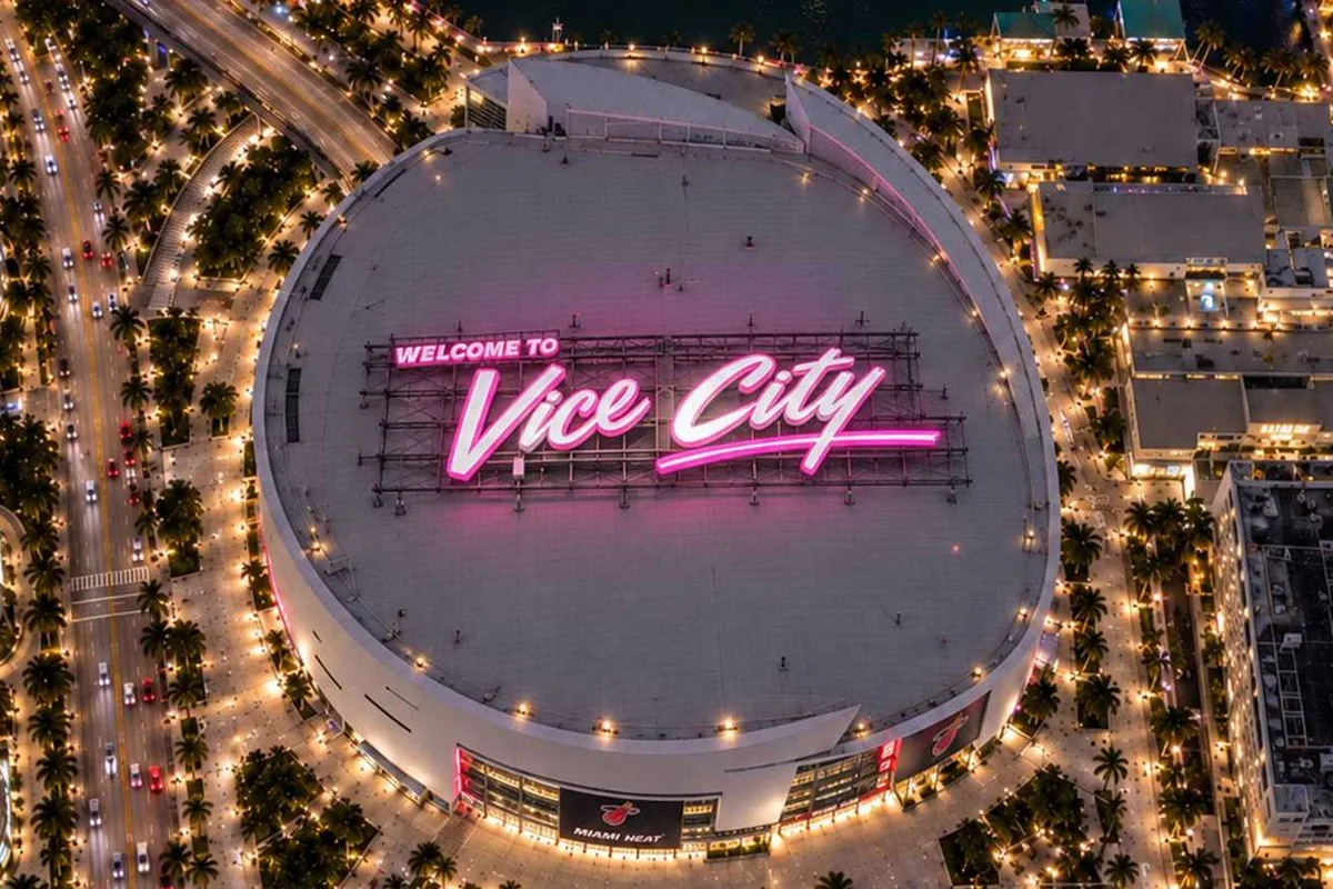 Enseigne lumineuse Welcome to Vice City installée sur le toit du Kaseya Center à Miami